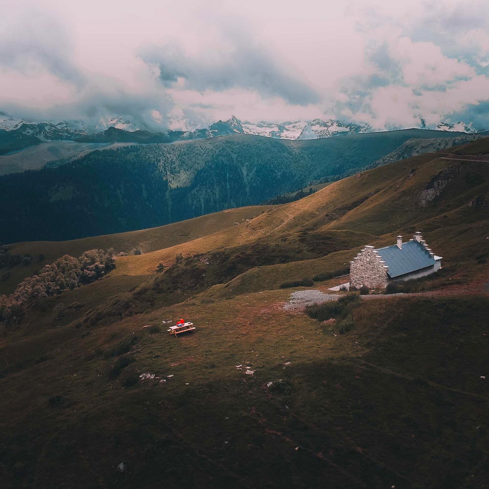 Vue en drone de la cabane du Mont Né et les sommets entourant